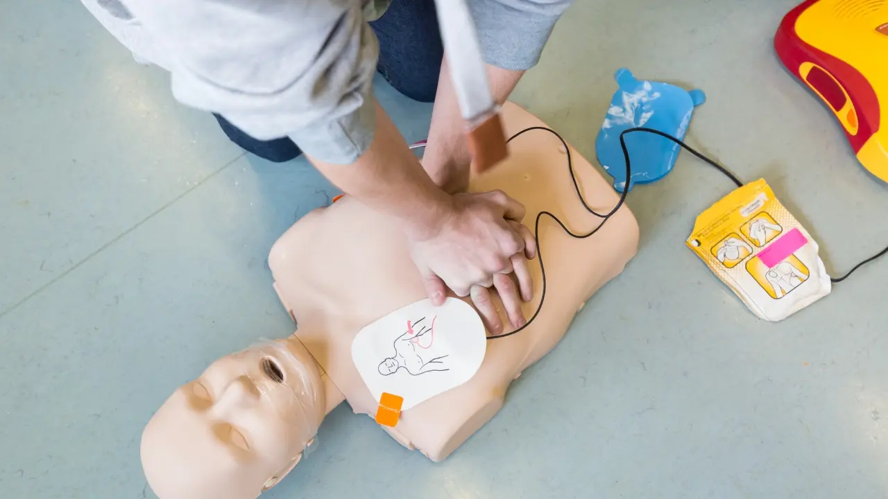 Training für Reanimation mit AED